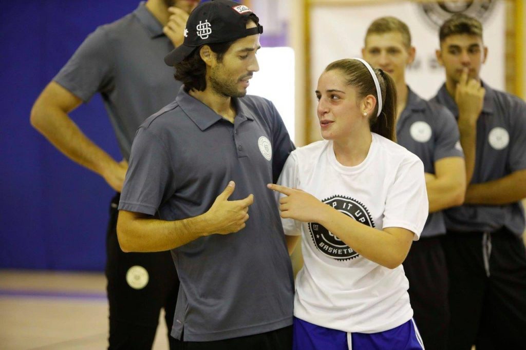 יוגב ברדוגו ושחקנית כדורסל